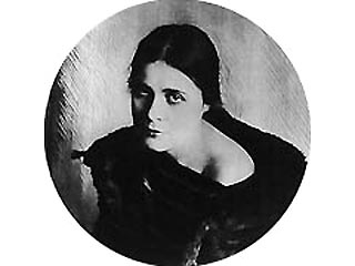 К выходу книги "Пристрастные рассказы", написанные музой Маяковского, одной из самых знаменитых женщин советской эпохи Лилей Брик, в Государственном Литературном музее в пятницу открывается посвященная ей выставка